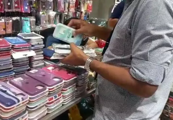 Gran parte de los artículos decomisados en esta operación son teléfonos móviles y protectores para este tipo de equipos. Foto. Eric Montenegro