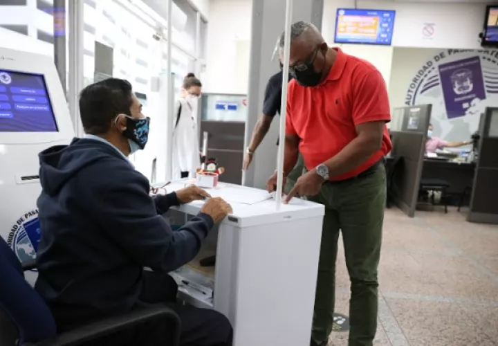 Los funcionarios  laborarán una hora más para compensar el día. Foto: Cortesía Apap