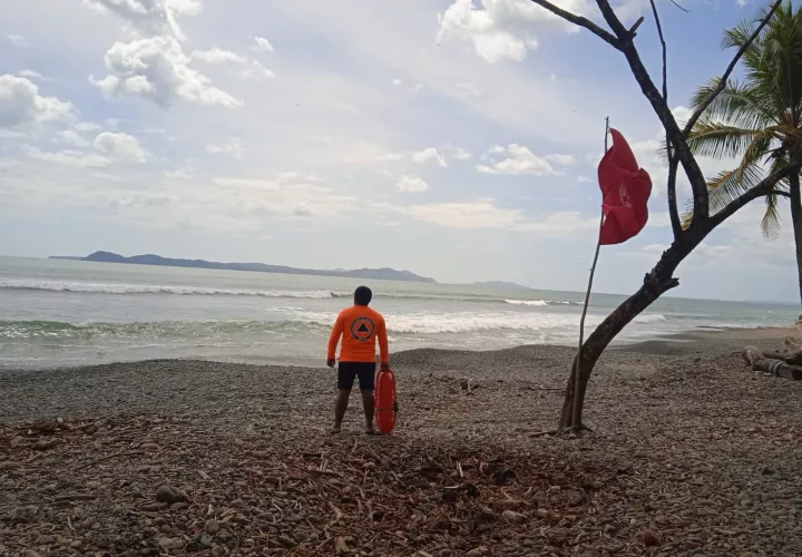 Playa Reina, en Mariato, Veraguas tuvo que ser evacuada por los fuertes oleajes. Foto: Cortesía Sinaproc