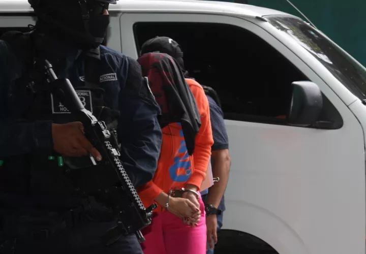 Llegada de la exfuncionaria judicial al Sistema Penal Acusatorio en la mañana del viernes. Foto: Víctor Arosemena