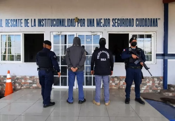 Los allanamientos se efectuaron por parte de la Policía Nacional en conjunto con funcionarios del Ministerio Público (MP) en la región de Arraiján y La Chorrera. Foto. Eric Montenegro