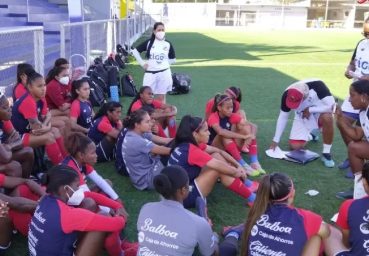 Raiza Gutiérrez (der.) habla con los jugadores en el equipo Sub-20. Foto:Fepafut