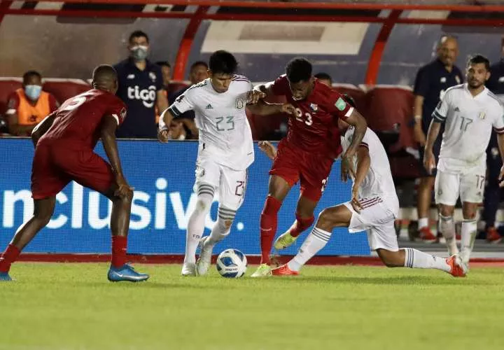Michael Murillo (23 rojo) disputa un balón con el mexicano Jesús Gallardo, en el partido de ida en el estadio Rommel: Foto:EFE
