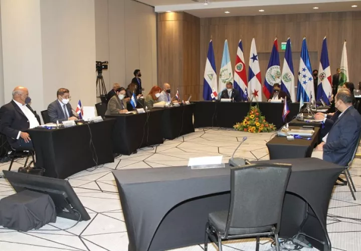 El ministro de Desarrollo Agropecuario y presidente Pro Témpore del CAC, Augusto Valderrama destacó la importancia de que el hombre no abandone el campo y siga produciendo. Foto: Cortesía