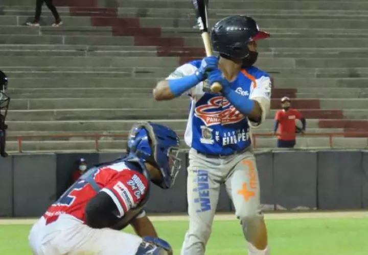 Panamá Este tiene la ventaja sobre Metro en el béisbol juvenil. Foto: Fedebeis