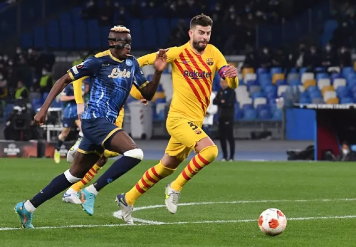 Gerard Piqué del Barcelona (der.) y Victor Osimhen del Nápoles se disputan el balón. Foto:EFE