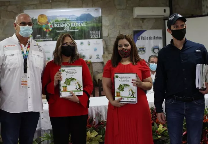 Entrega del plan para el desarrollo del turismo rural en la zona. Foto/Cortesía