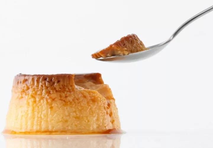 Entre las opciones de postres fríos se encuentra el flan. Foto:  Ilustrativa / Freepik
