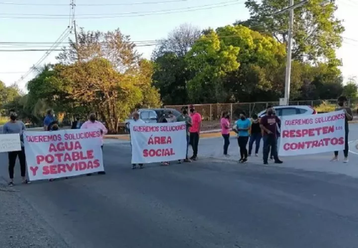 Los manifestantes informaron que el cierre se hizo para que las promotoras cumplan.  Foto: Melquiades Vásquez 
