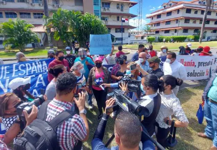 Los Natariegos residentes en Panamá, y de varias agrupaciones protestaron en las inmediaciones del Ministerio de Obras Públicas. Foto: Cortesía
