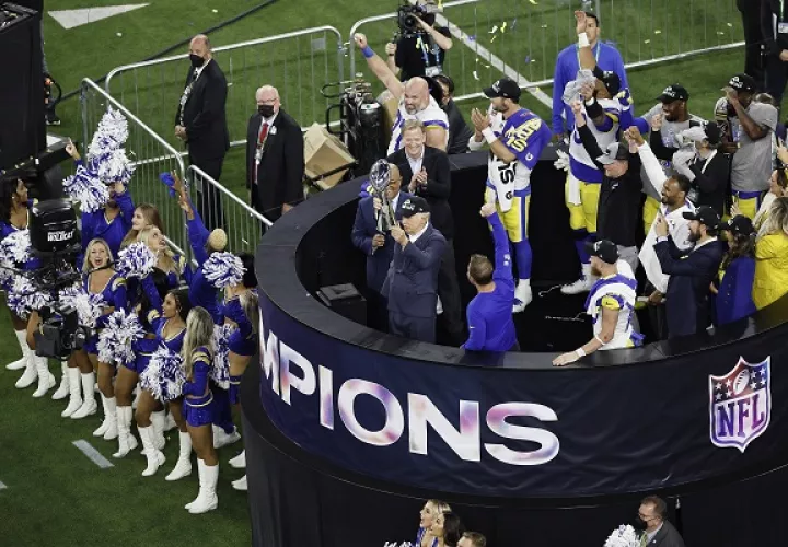 El propietario de Los Angeles Rams, Stan Kroenke, levanta el Trofeo Vince Lombardi . Foto:EFE