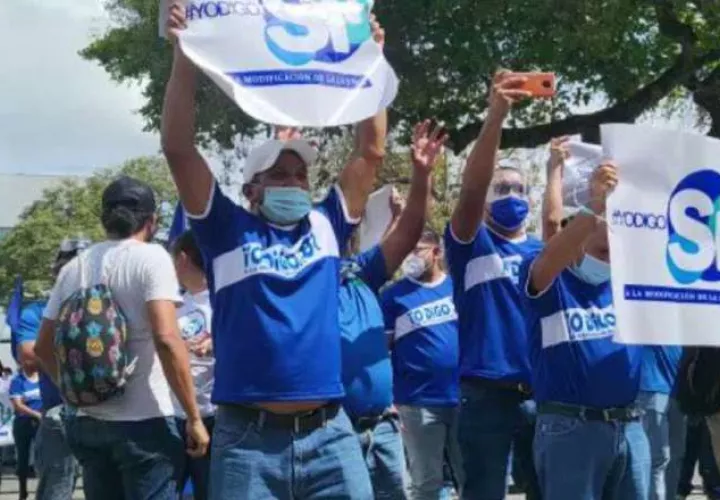Simpatizantes de la rectora se concentraron en la Asamblea. Foto: Internet