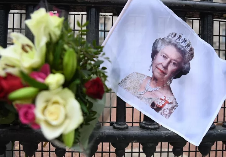 Homenaje a la reina Isabel II en el exterior de Buckingham Palace, en Londres. Foto: EFE/EPA/ANDY RAIN/Archivo