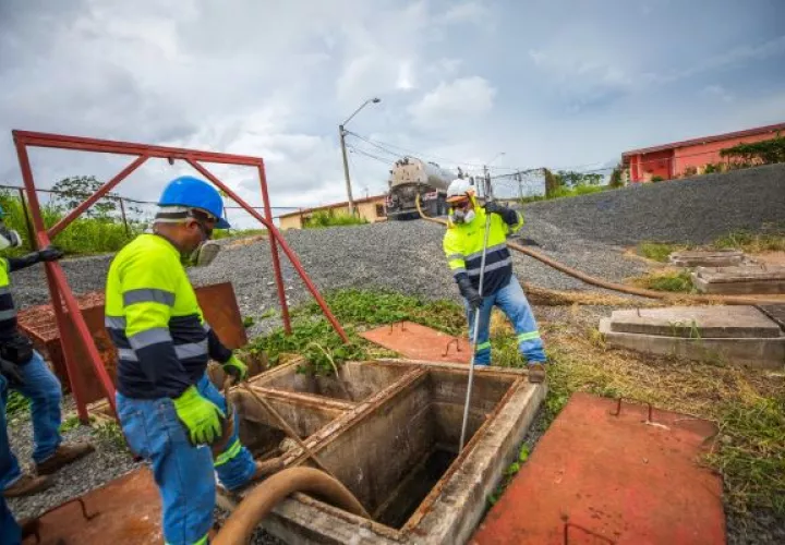 Se realizan servicios de limpieza y mejoras de tanques sépticos, plantas de tratamiento, estaciones de bombeo y redes de alcantarillado sanitario, en Arraiján y La Chorrera. Foto: Cortesía Saneamiento