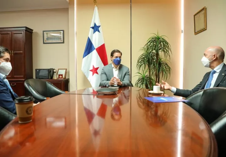 El ministro Ramón Martínez (izq.)  se reunió con el embajador de Italia en Panamá, Fabrizio Nicoletti. Cortesía