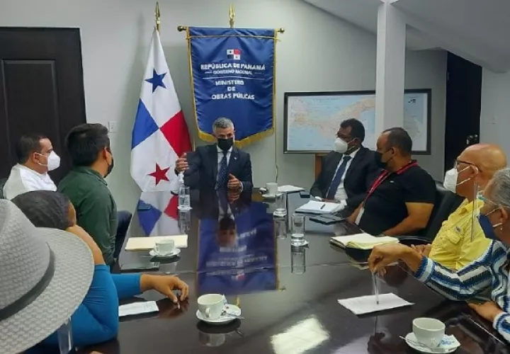 En la reunión con el MOP, Rafael Savonge, los  natariegos fueron acompañados por diputados. Foto: Cortesía