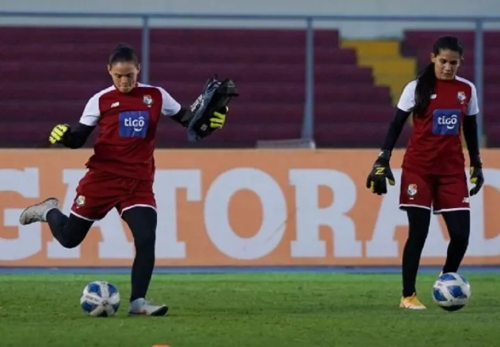 Las porteras de Panamá, Sasha Fábregas (izq.) y Nadie Ducreux, durante los entrenamientos del equipo femenino. Foto:Fepafut
