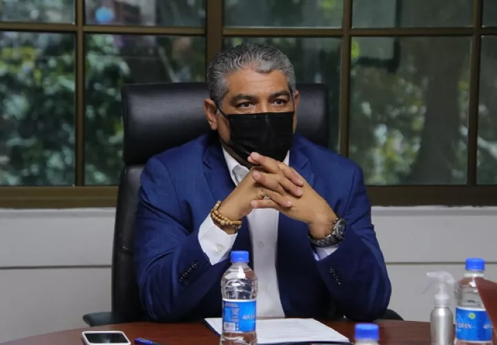 Luis Francisco Sucre no estará al frente del Minsa mientras atiende su tema médico. Foto: Minsa