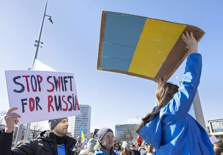 Miembros de Swift analizan la expulsión de Rusia. Foto: EFE