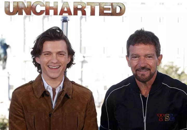Tom Holland (i) y Antonio Banderas (d) durante la presentación de la película 'Uncharted'. Foto: EFE / JJ Guillén