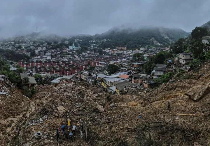 Cerca de 800 personas han sido desalojadas de sus casas en la ciudad brasileña de Petrópolis (sureste). Foto: EFE