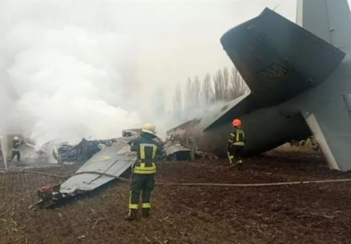 Un avión ucraniano derribado por las fuerzas rusas. EFE