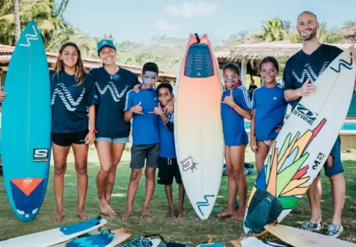 Programa de Desarrollo de Talento Surf, en el orden usual: Evelyn Chaves (coach asistente), Ana Choudnenko (coach y coordinadora de programa), Estudiantes Samuel, Jesus, Yasuany, Ashley de Isla Cañas, y Bastian Barnbeck (fundador de Waved). Foto:Cortesía
