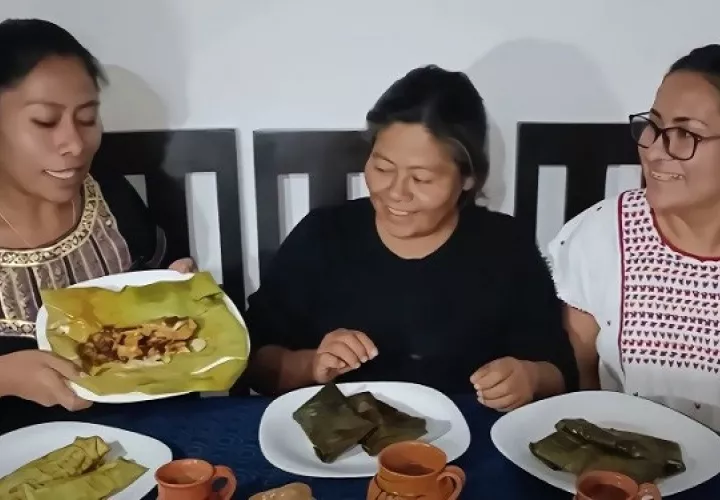 Yalitza Aparicio, su mamá y su amiga. Foto: Captura del video