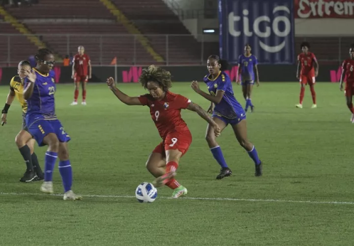 Yomira Pinzón controla el balón, anotó dos goles para Panamá. Foto: Víctor Arosemena