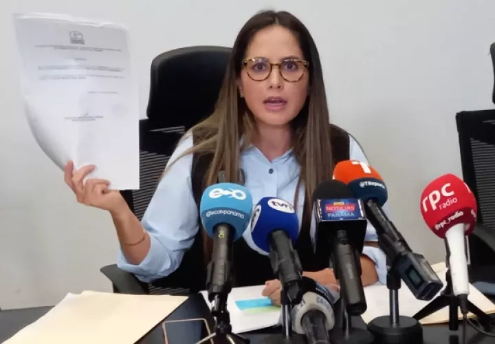Zulay Rodríguez mostró los documentos que evidencian su triunfo en los tribunales. Foto: Víctor Arosemena