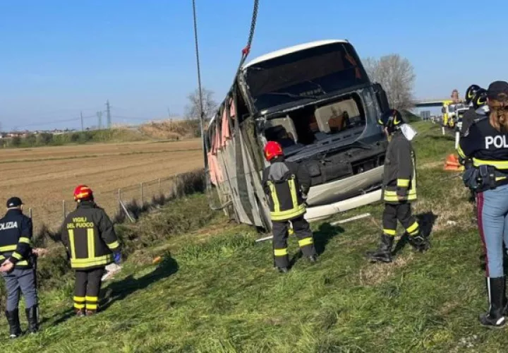 Accidente de un autobús en el que viajaban ucranianos que huían de la guerra. Foto: EFE