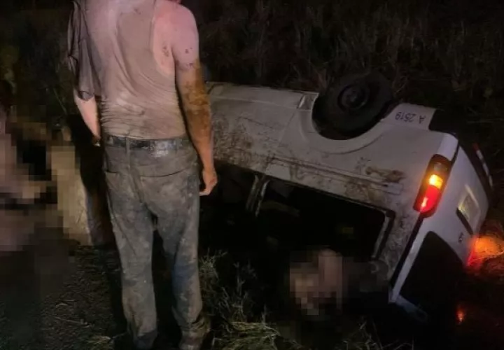Se trata de un busito pirata que circulaba por la vía la noche del lunes. Foto: Cortesía Redes Sociales