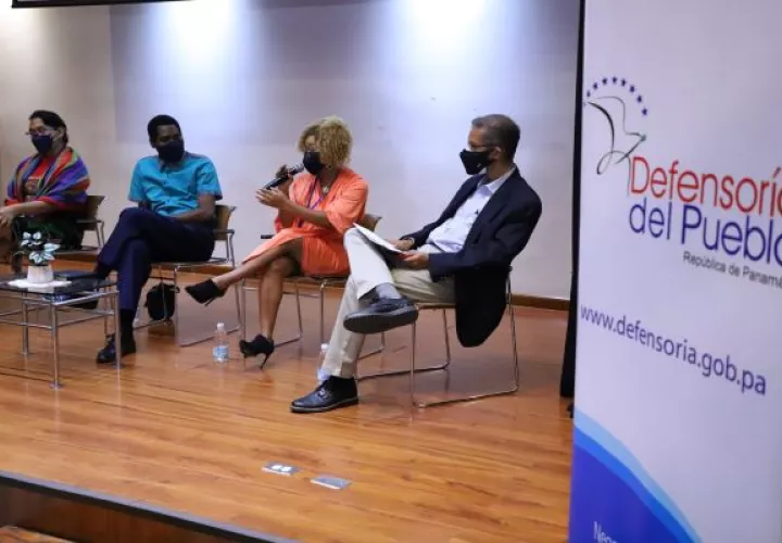 Eduardo Leblanc en la inauguración del conversatorio denominado Día Internacional de la Eliminación de la Discriminación Racial. Foto: Cortesía Defensoría del Pueblo