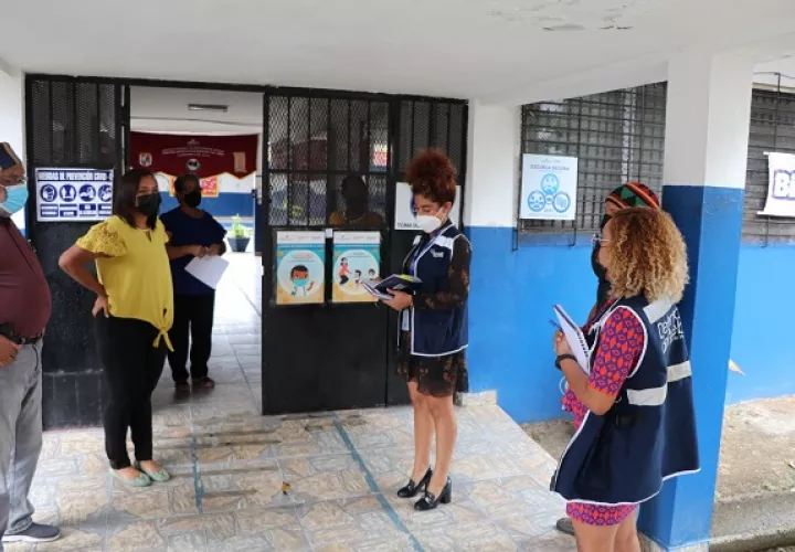 La queja fue presentada contra tres escuelas oficiales; personal de la Defensoría inspeccionó dos. Foto: Cortesía Defensorìa del Pueblo