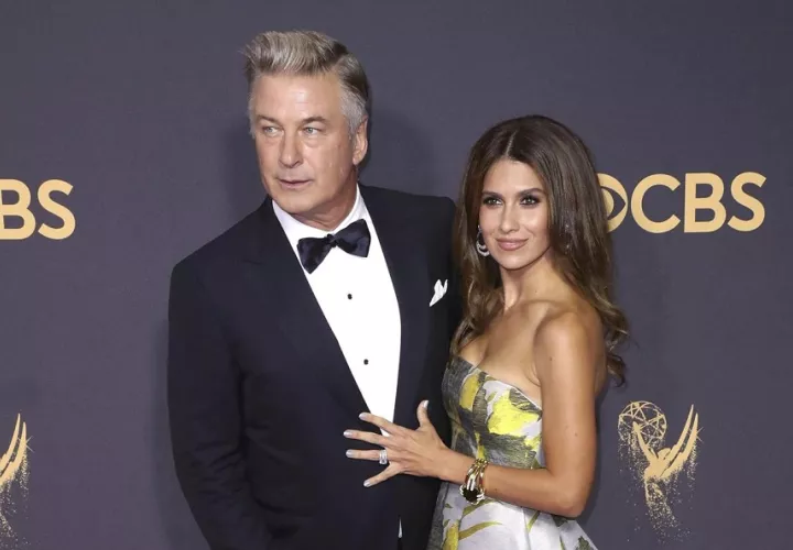 Alec Baldwin y su esposa Hilaria Baldwin. EFE