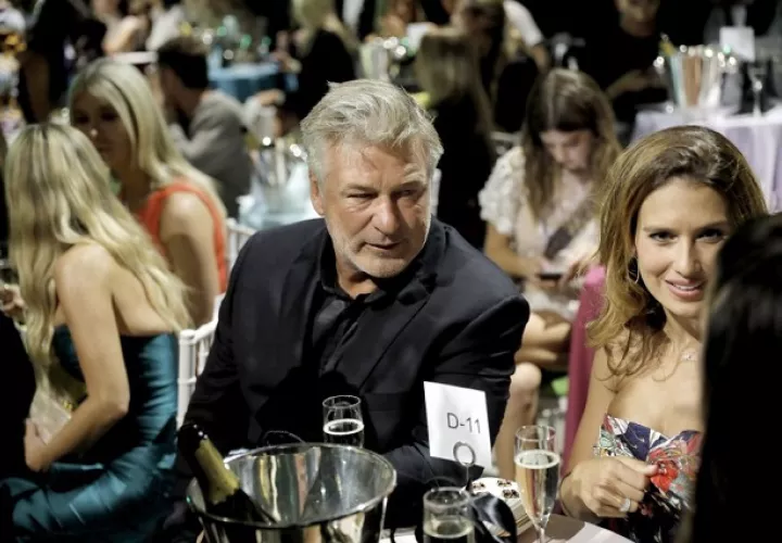 Alec Baldwin ha enfrentado diversas causas judiciales que exigían una reparación de daños tras el trágico incidente. Foto: Archivo / EFE