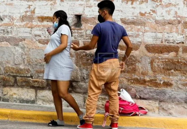 Casi 12 millones de mujeres de 115 países perdieron el acceso a los servicios de planificación familiar. Foto: EFE