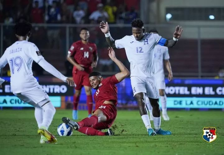 Andrés Andrade y Romell Quioto de Honduras (der.). Foto: Fepafut