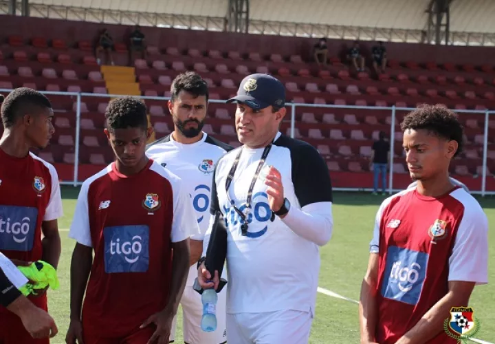 Angel Sánchez técnico de la Sub-20, da algunas instrucciones en los entrenamientos. Foto: Fepafut