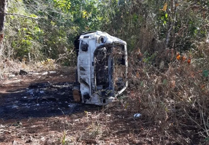 Entre los matorrales del sitio también fueron localizadas puertas y otros accesorios que se presumen sean del vehículo quemado y que por el rotulado corresponde a un taxi. Foto. Eric Montenegro