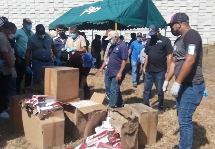 Los cigarrillos de contrabando fueron enviados a un incinerador para su destrucción, en el área de Las Cabras, en el distrito de Pesé. Foto. Thays Domínguez