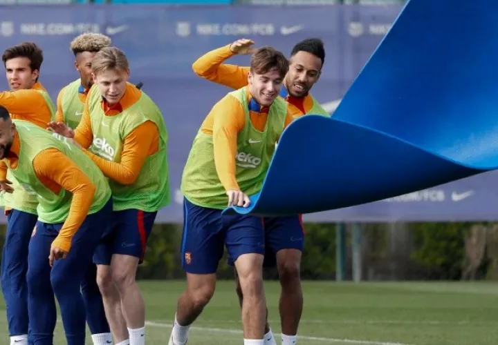 Los jugadores del  Barcelona durante los entrenamientos. Foto:EFE