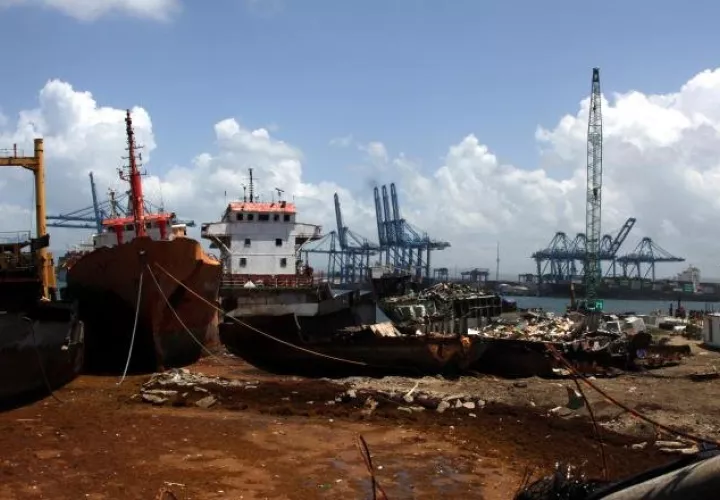 Ambientalistas cuestionan la forma y el lugar donde se esta haciendo el desmantelamiento de estos barcos. Víctor Arosemena