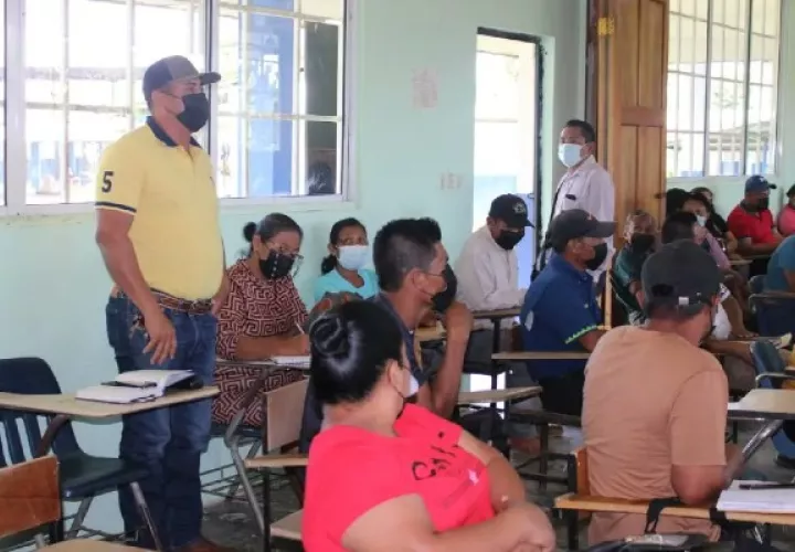  Federación de Padres y Madres de Familia del CEBG Bilingüe de El Empalme se reúnen con autoridades educativas. Foto: Cortesía Meduca