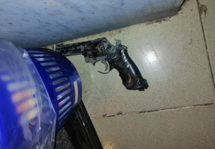 Las autoridades recuperaron un arma de fuego, un cuchillo y las pertenencias delas víctimas. Foto. Cortesía Proteger y Servir