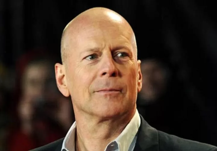 El actor Bruce Willis, de 67 años, se retira tras ser diagnosticado de afasia.