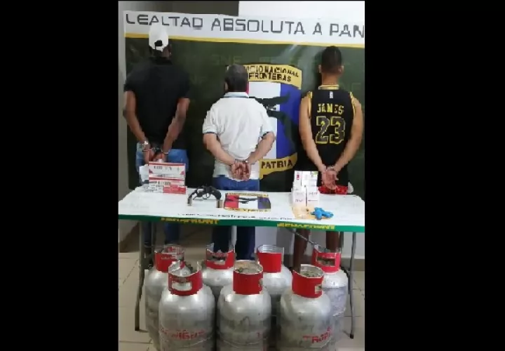 Durante los allanamientos tres ciudadanos de nacionalidad panameña fueron detenidos, además decomisaron un arma de fuego, tipo revolver calibre 38, sin el permiso correspondiente. 