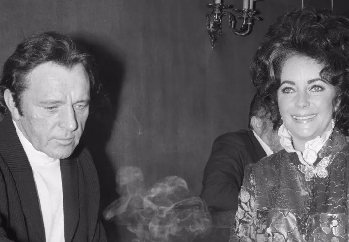 Imagen de archivo de 1972 de la actriz Elizabeth Taylorcon su marido el actor Richard Burton. EFE/Andor Tormai