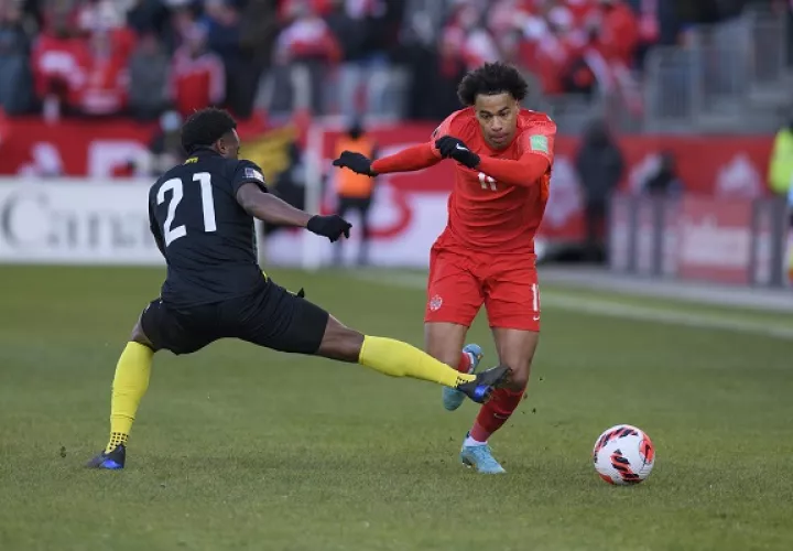 Javain Brown  de Jamaica  yTajon Buchanan de Canadá (rojo). Foto: EFE
