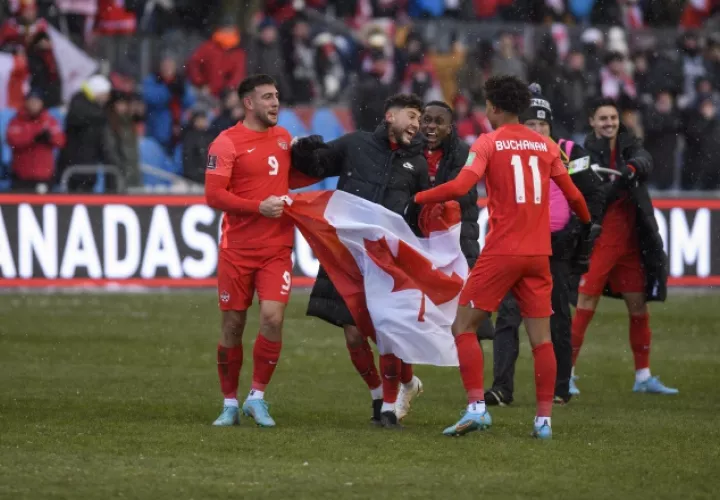 Jugadores de Canadá festejan llegar al Mundial de Catar. Foto: EFE